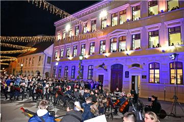 Vinkovci: Božićni koncert s gimnazijskih prozora