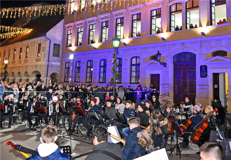 Traditional school "window concert" of Christmas carols held in Vinkovci