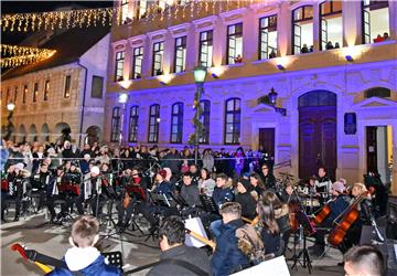 Traditional school "window concert" of Christmas carols held in Vinkovci