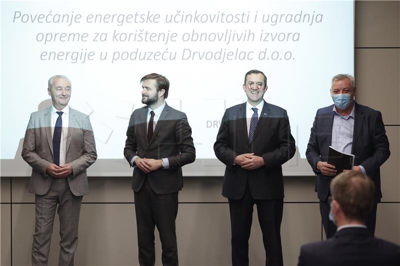 Uručivanje ugovora "Povećanje energetske učinkovitosti..."