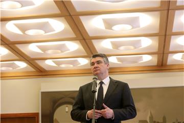 Milanović čestitao Božić; pozvao na uvažavanje različitih mišljenja i cijepljenje