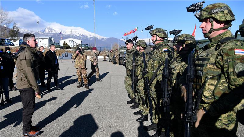 Hrvatski vojnici na Kosovu s Milanovićem jeli bakalar za Badnjak