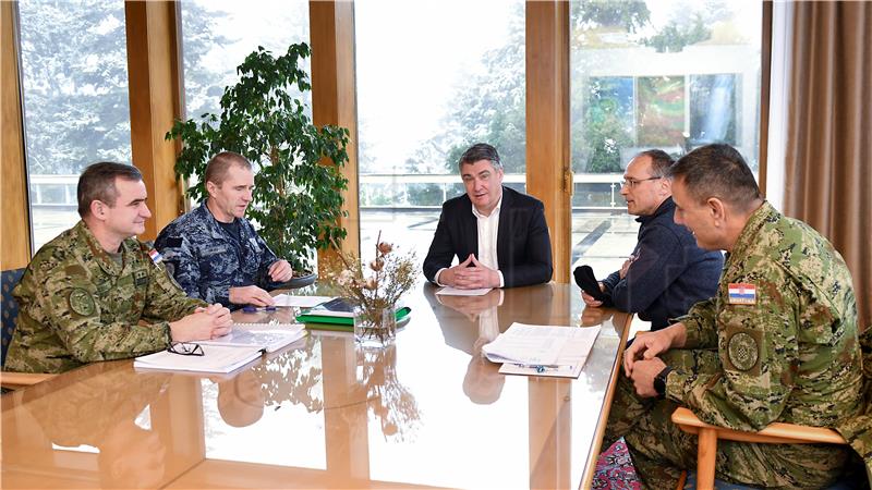 Milanović and senior military commanders discuss Army equipment