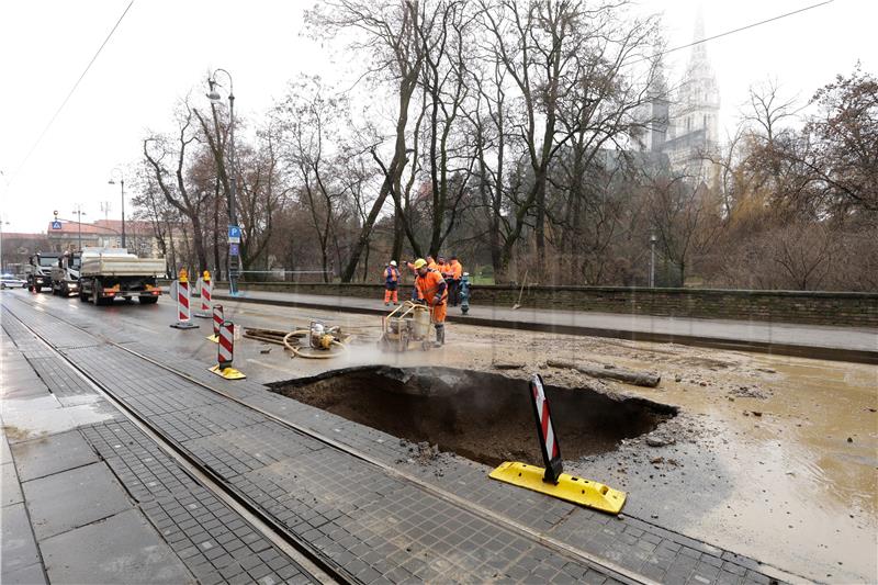 Pukla cijev na Medveščaku, bez vode dio potrošača na Ribnjaku i Langovom trgu 