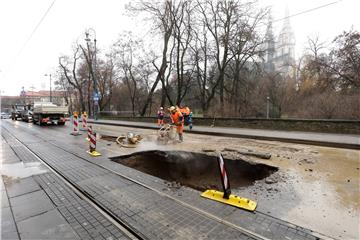 Pukla cijev na Medveščaku, bez vode dio potrošača na Ribnjaku i Langovom trgu 