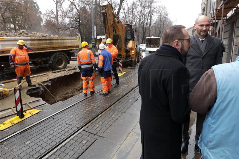 Ribnjak i Langov trg bez vode zbog puknuća cijevi