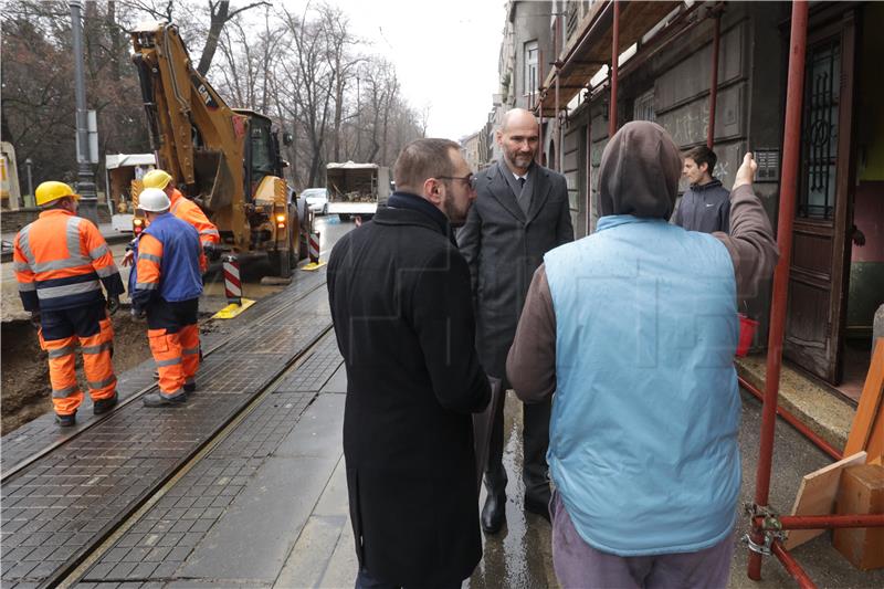 Ribnjak i Langov trg bez vode zbog puknuća cijevi