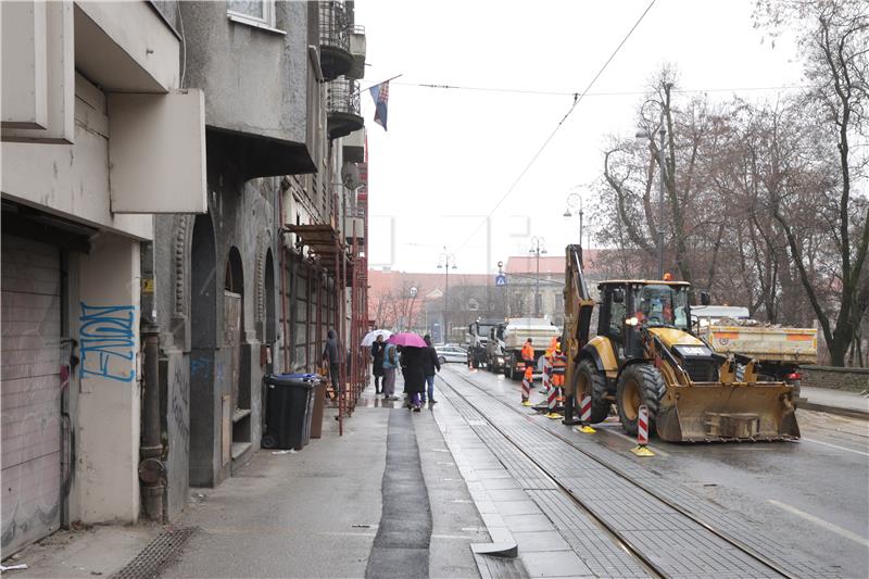 Ribnjak i Langov trg bez vode zbog puknuća cijevi