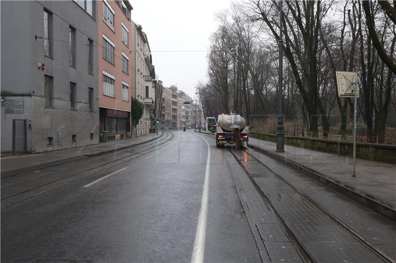 Ribnjak i Langov trg bez vode zbog puknuća cijevi