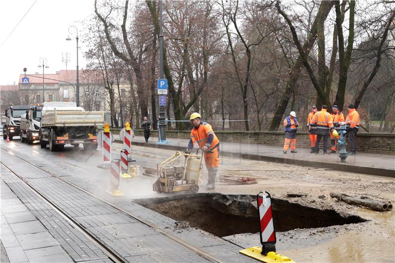 Ribnjak i Langov trg bez vode zbog puknuća cijevi