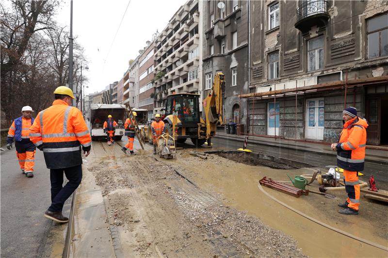 Ribnjak i Langov trg bez vode zbog puknuća cijevi