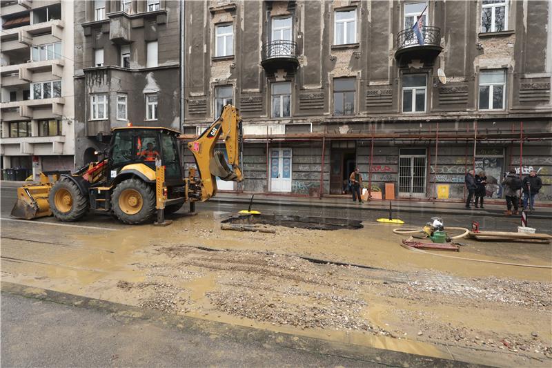 Ribnjak i Langov trg bez vode zbog puknuća cijevi