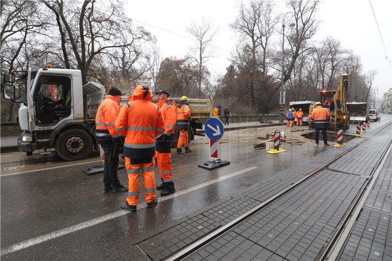 Ribnjak i Langov trg bez vode zbog puknuća cijevi