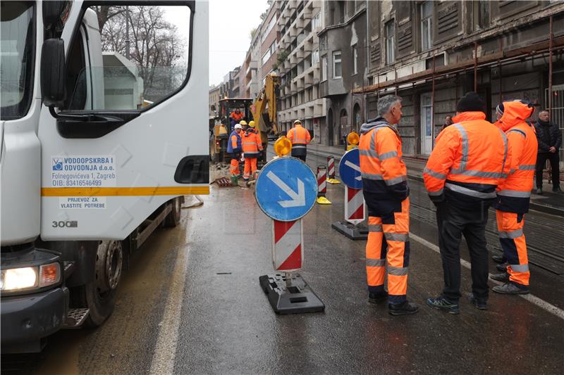 Ribnjak i Langov trg bez vode zbog puknuća cijevi