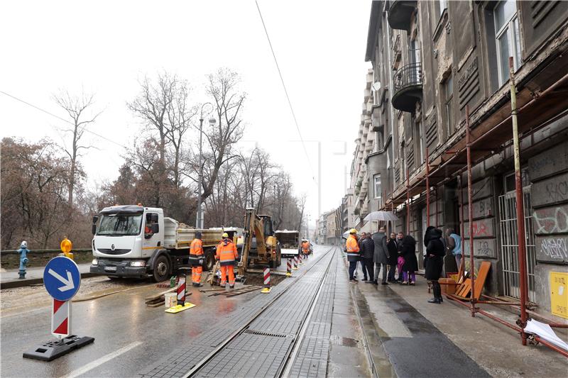 Ribnjak i Langov trg bez vode zbog puknuća cijevi