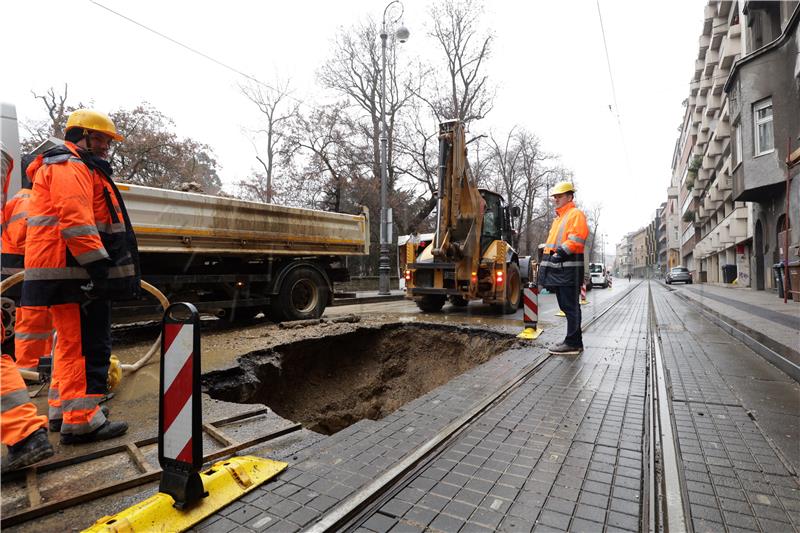 Ribnjak i Langov trg bez vode zbog puknuća cijevi