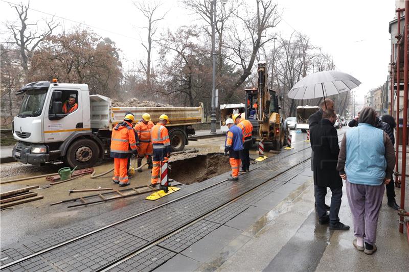 Ribnjak i Langov trg bez vode zbog puknuća cijevi