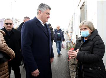 Predsjednik Milanović obišao stambeno kontejnersko naselje "Sajmište" u Petrinji