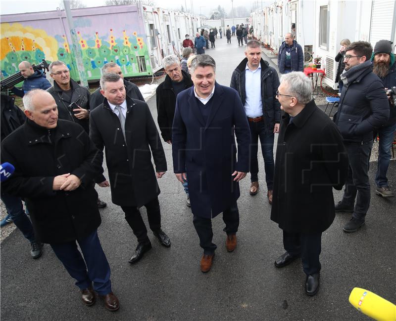 Predsjednik Milanović obišao stambeno kontejnersko naselje "Sajmište" u Petrinji