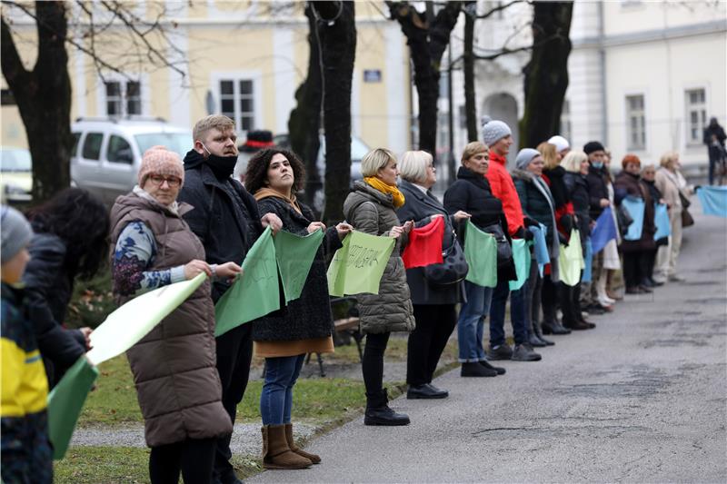 Plenkovića u Petrinji pri dolasku na misu dočekao prosvjed 