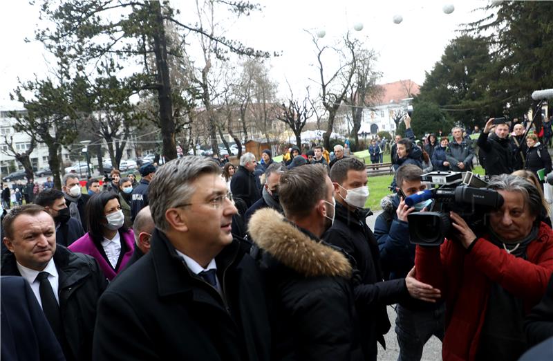 Dolazak premijera Plenkovića na misu za žrtve potresa u petrinjskoj crkvi