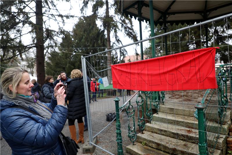 Plenkovića u Petrinji pri dolasku na misu dočekao prosvjed 