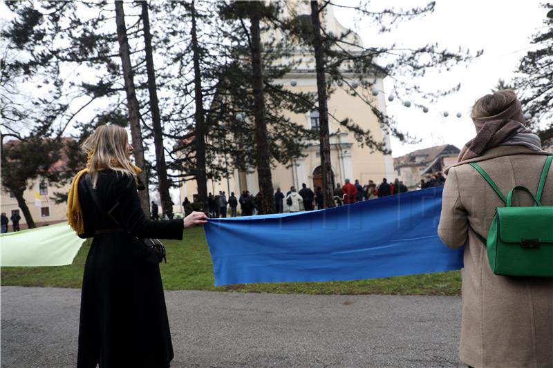 Plenkovića u Petrinji pri dolasku na misu dočekao prosvjed 