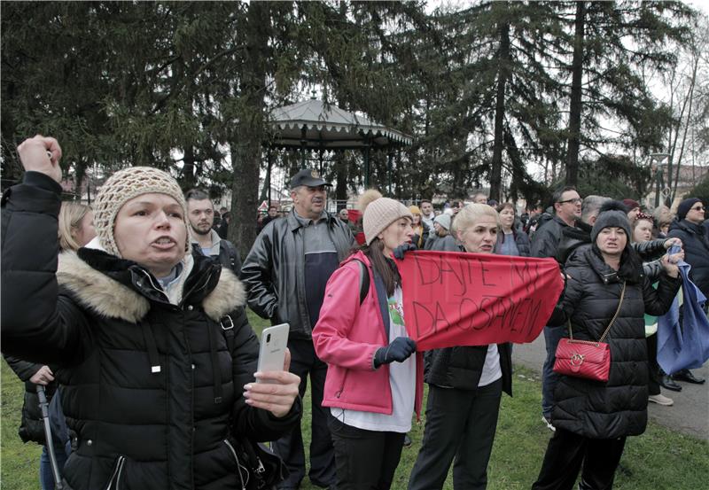 Plenkovića u Petrinji pri dolasku na misu dočekao prosvjed 