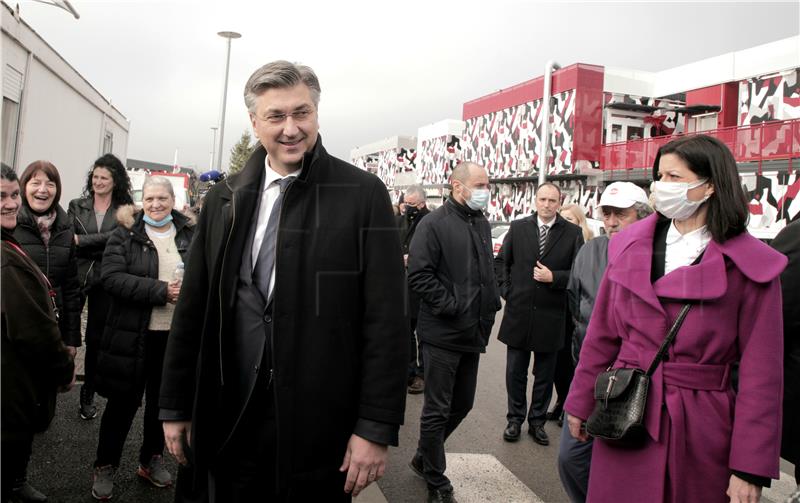 Premijer Plenković obišao kontejnersko naselje "Sajmište" u Petrinji