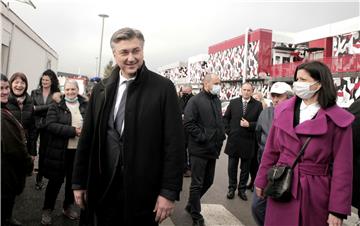 Premijer Plenković obišao kontejnersko naselje "Sajmište" u Petrinji