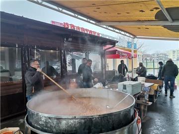 Volunteer chefs cook in quake-hit Banovina again, hand out 1,500 meals