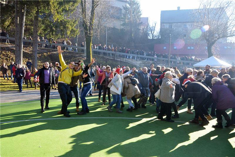 Tradicionalni ispraćaj Stare godine u podne u Fužinama