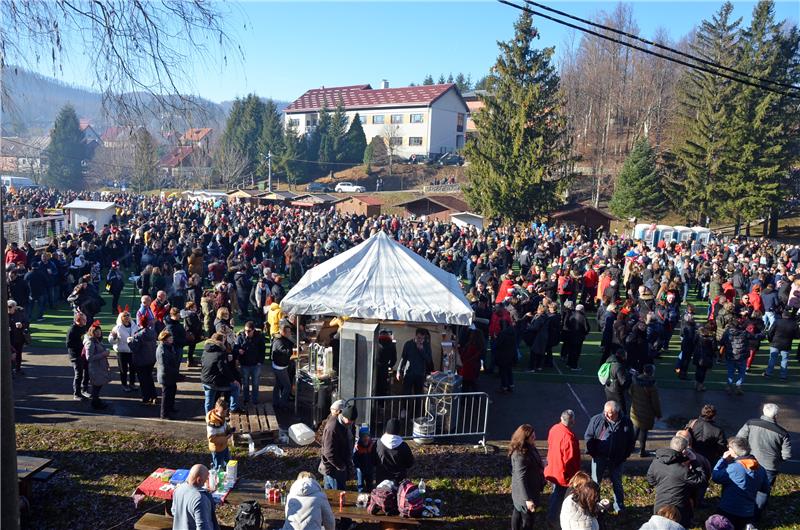 Tradicionalni ispraćaj Stare godine u podne u Fužinama