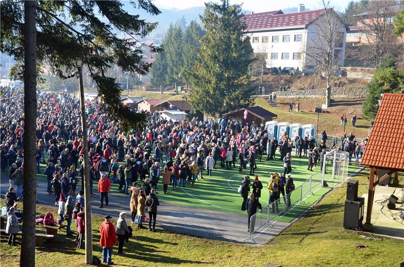 Tradicionalni ispraćaj Stare godine u podne u Fužinama