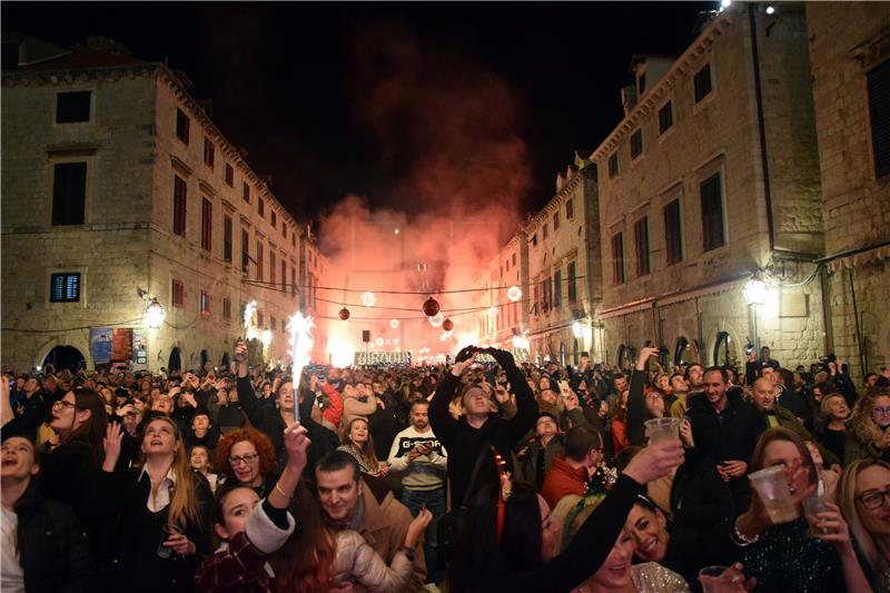 Dubrovčani i gosti Novu godinu dočekali na Stradunu