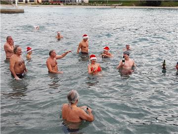 Pula: Tradicionalno kupanje na Mornaru