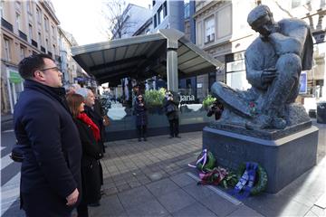 Položen vijenac na spomenik Nikole Tesle