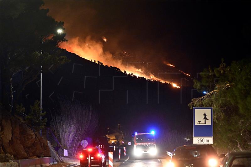 Veliki požar  u Lokvi Rogoznici kod Omiša gasi više od 90 vatrogasaca