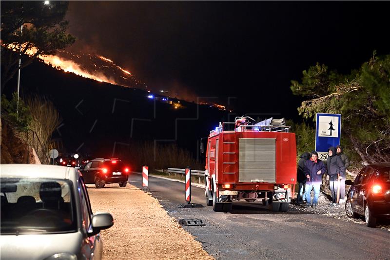 Požar u Lokvi Rogoznici kraj Omiša