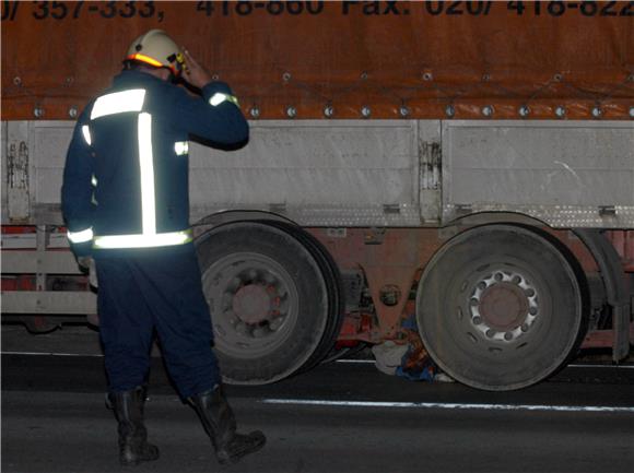 Prilikom slijetanja u provaliju poginuo vozač kamiona