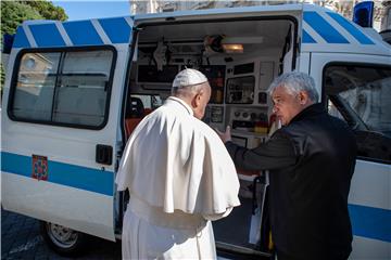 Papa Franjo iskrao se iz Vatikana i kupio CD u prodavaonici blizu Panteona 