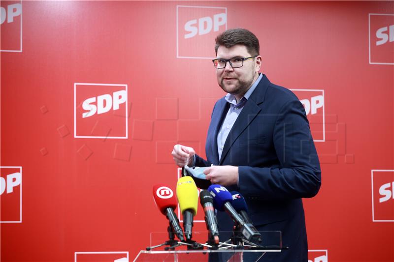 Predsjednik SDP-a Peđa Grbin dao izjavu za medije