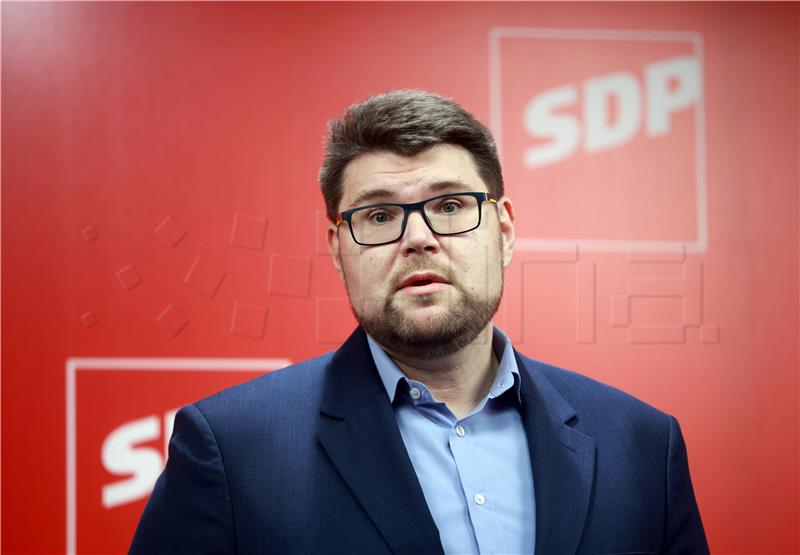 Predsjednik SDP-a Peđa Grbin dao izjavu za medije