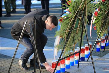  Izaslanstvo Grada Vukovara položilo vijence na Memorijalnom groblju 