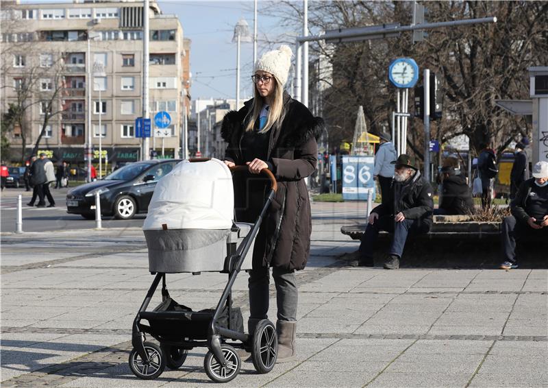 Građani u šetnji gradom po sunčanom danu