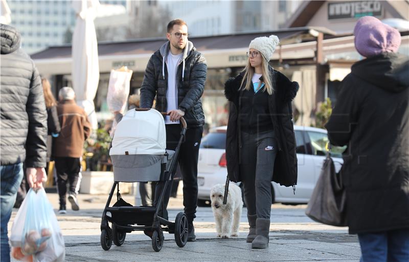 Građani u šetnji gradom po sunčanom danu