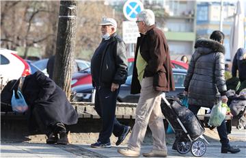 Građani u šetnji gradom po sunčanom danu