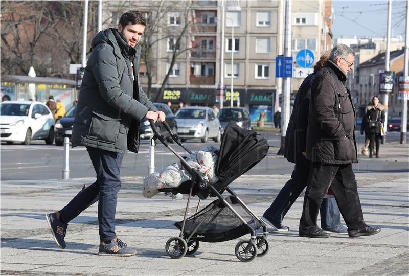 Građani u šetnji gradom po sunčanom danu