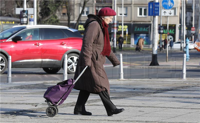 Građani u šetnji gradom po sunčanom danu