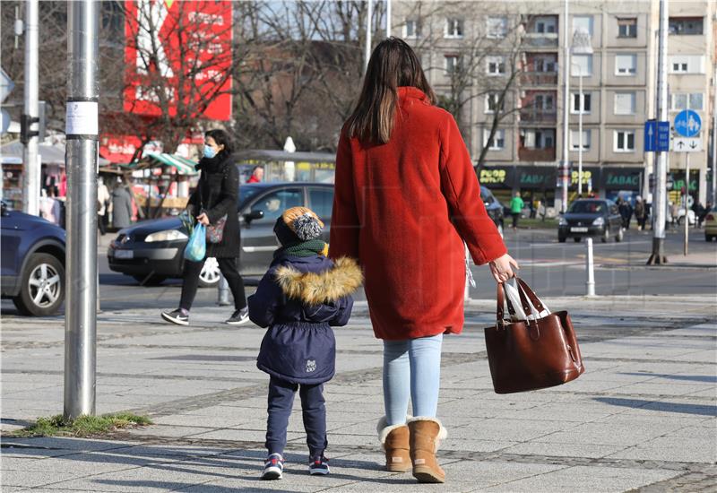 Građani u šetnji gradom po sunčanom danu